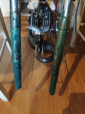 Les tubes de fourche rouillés
