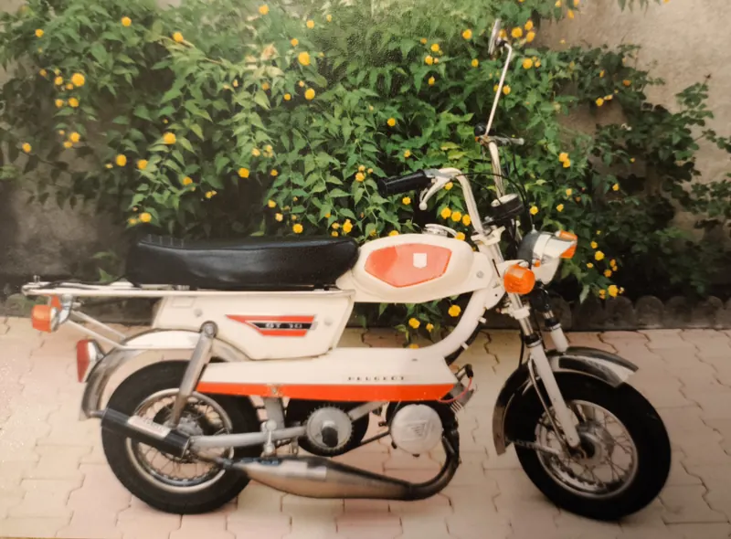 La GT10 au début des années 2000, complète avec ses clignotants et son décor orange
