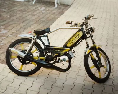 La Peugeot 103 noire et jaune