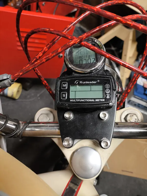 Le nouveau support sur le guidon : compteur rond en haut, Runleader en dessous