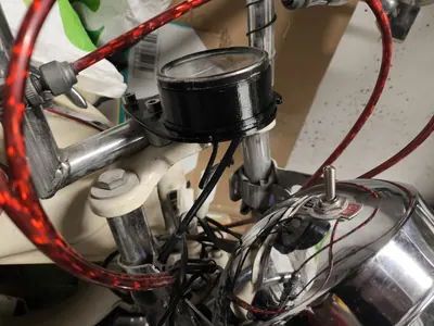 Le compteur rond tenu par son caoutchouc imprimé en TPU