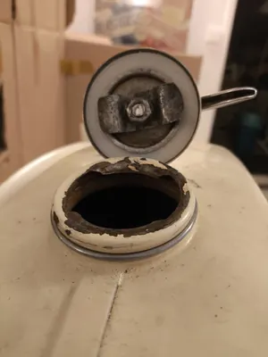 Le bouchon de réservoir ouvert avec son joint en TPU